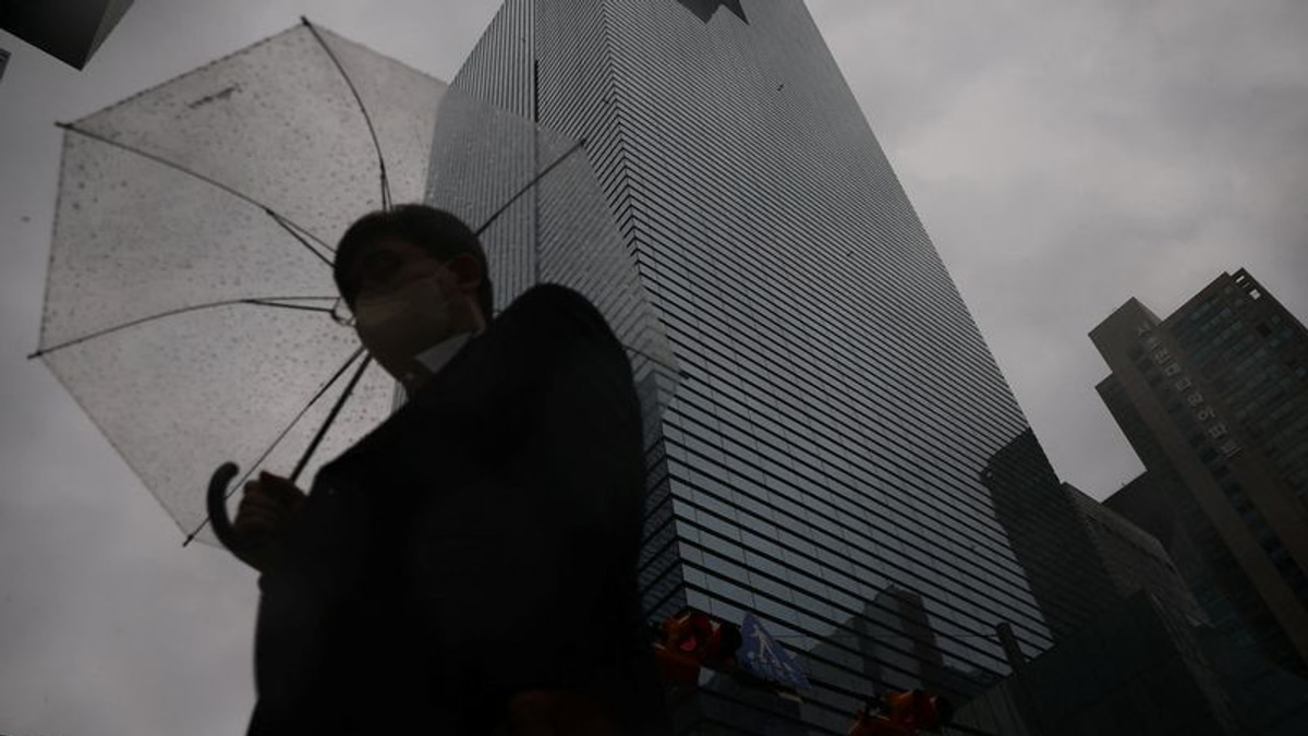 South Korea weighs emergency order to halt Samsung strike over pay dispute