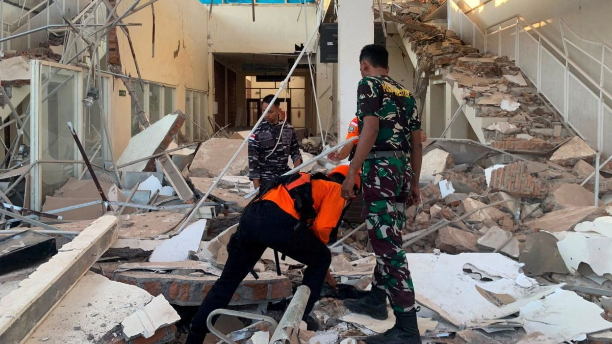 Magnitude 7.7 earthquake strikes off Indonesia's Flores coast, kills at least two