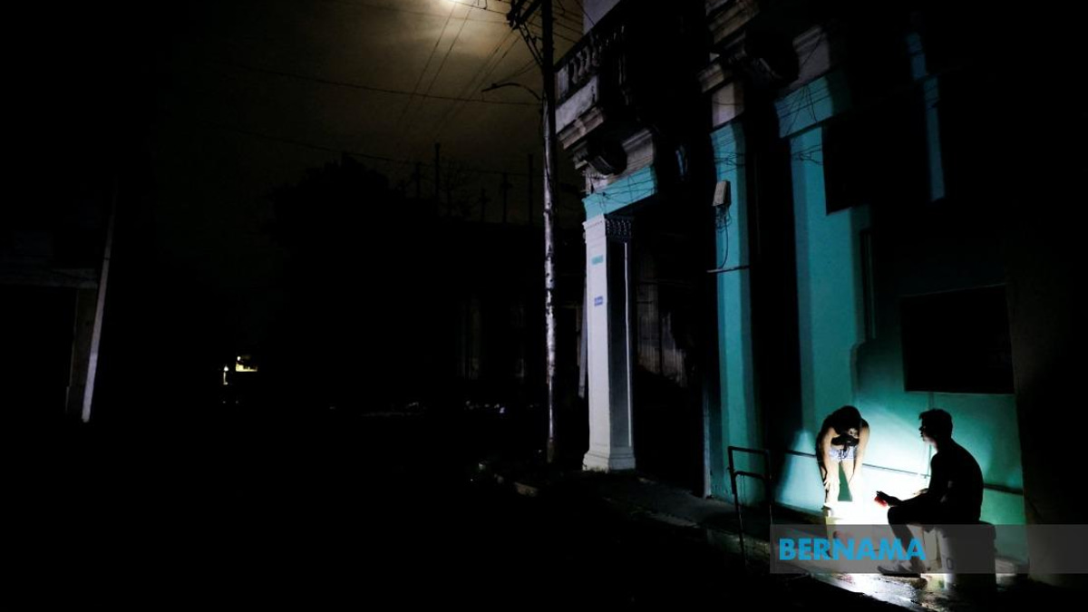 Cuba Plunged Into Darkness Again as National Power Grid Fails