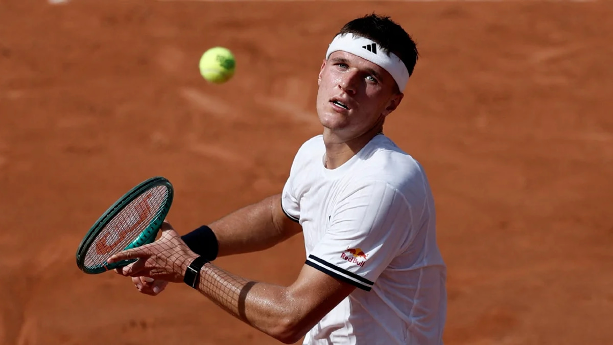 Playing French Open in extreme heat 'insane', says Mensik after collapse