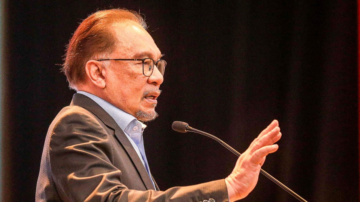 Anwar praises customs authority for intercepting suspected Israel-linked cargo at Johor port