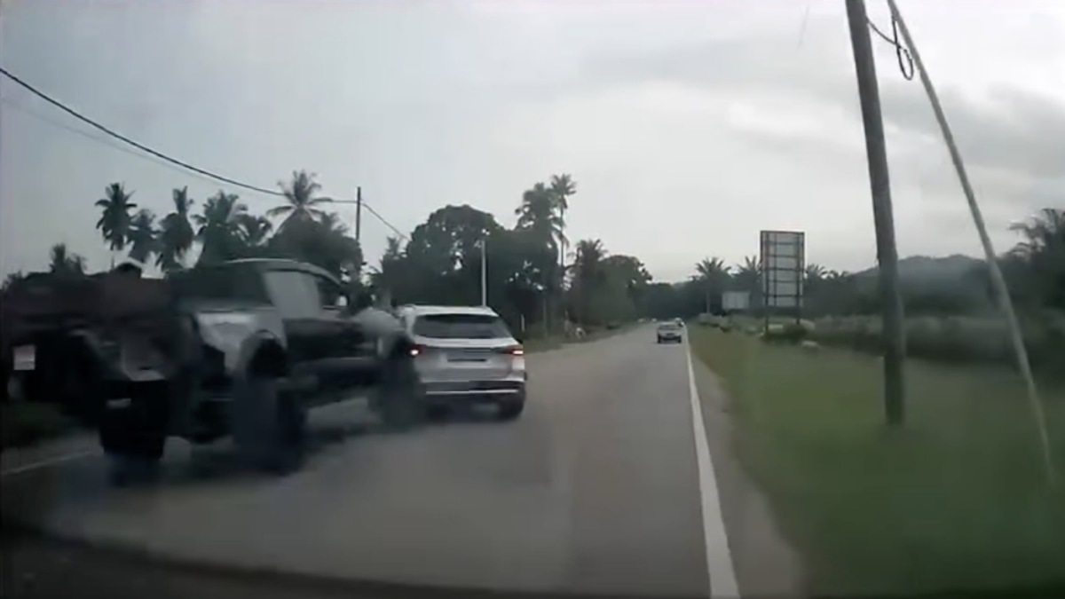 Two men flee with RM100,000 Ford Ranger after fake test drive in Tampin, crash during escape