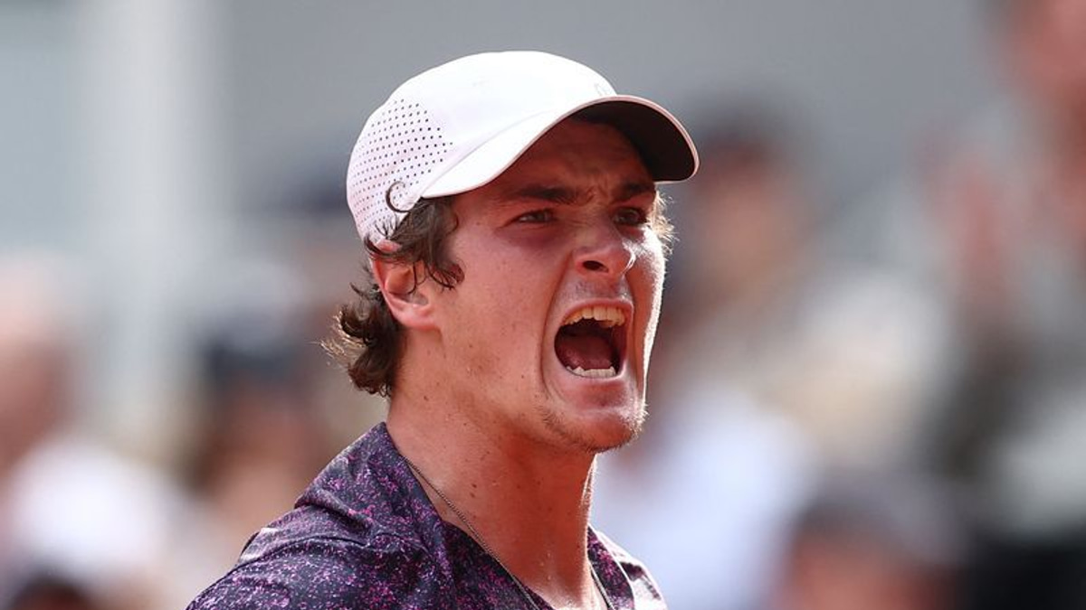 Teen sensation Fonseca stuns Djokovic at French Open as shocks mount in Paris