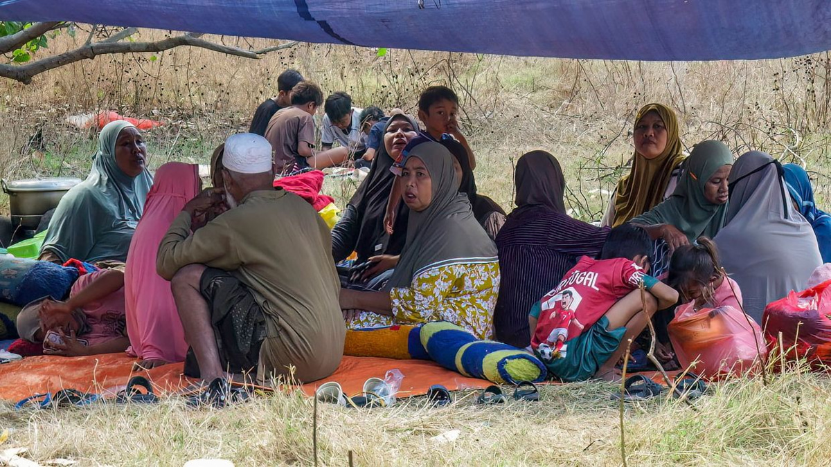 Thousands await aid after deadly Indonesian quake