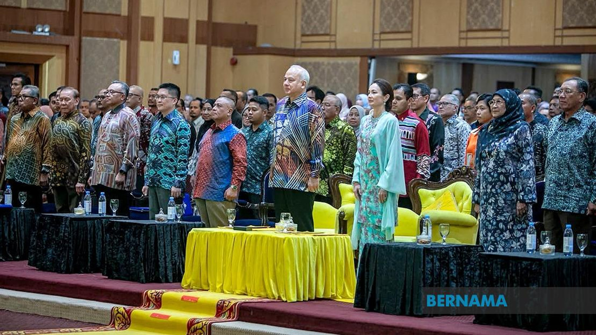 Sultan Nazrin Launches Perak's 2026 Merdeka Month Drive, Drawing Record Student Participation