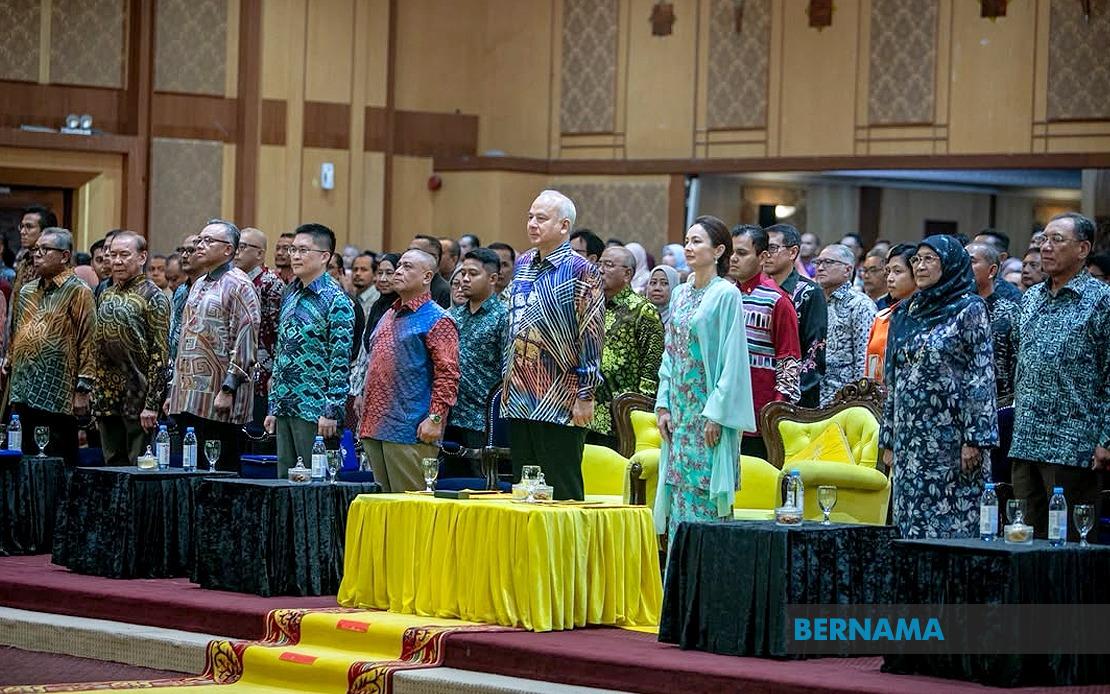Sultan Nazrin Launches Perak's 2026 Merdeka Month Drive, Drawing Record Student Participation
