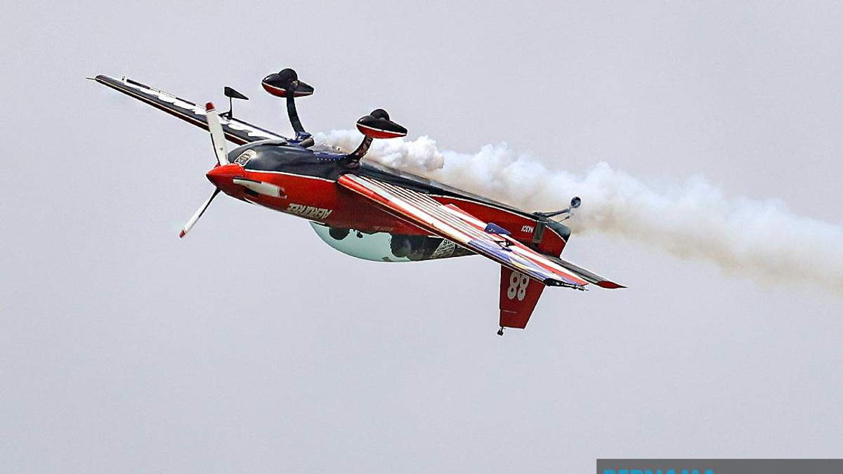 Legendary RMAF Pilot Halim Othman Showcases Four Decades Of Expertise In Inaugural Merdeka Sunset Air Display