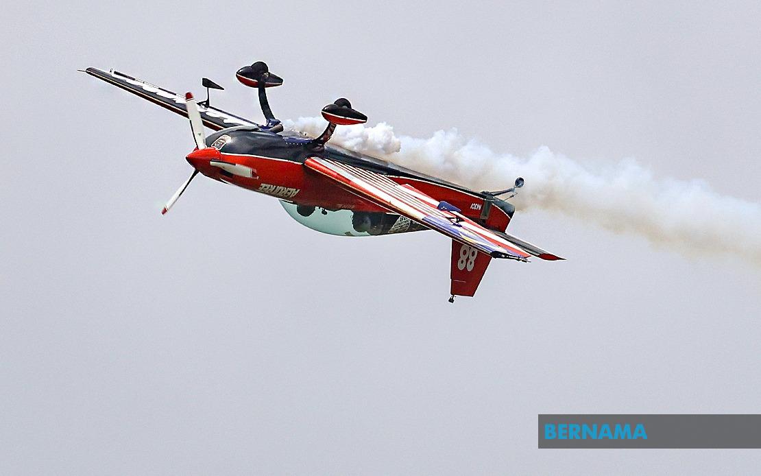 Legendary RMAF Pilot Halim Othman Showcases Four Decades Of Expertise In Inaugural Merdeka Sunset Air Display
