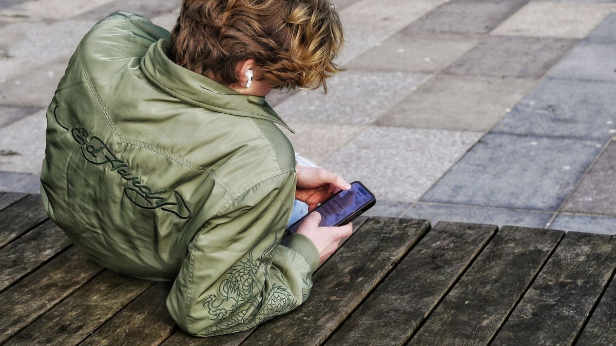 UK Teen Survey Reveals Widespread Resistance to Planned Social Media Curfew