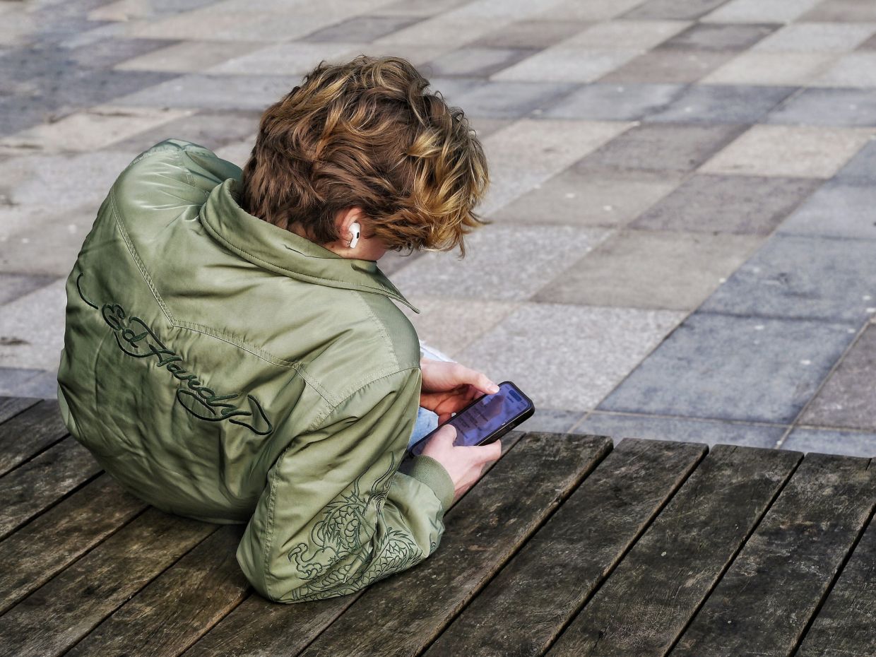 UK Teen Survey Reveals Widespread Resistance to Planned Social Media Curfew