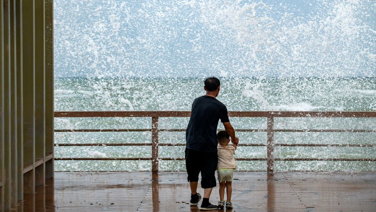 Typhoon Maysak Batters Hainan, Shutting Down Transport Network Across Southern China