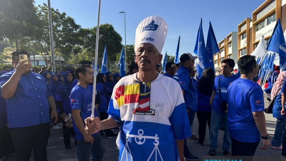 Selangor Retiree Spends Own Savings to Support Onn Hafiz at Johor Nomination Day