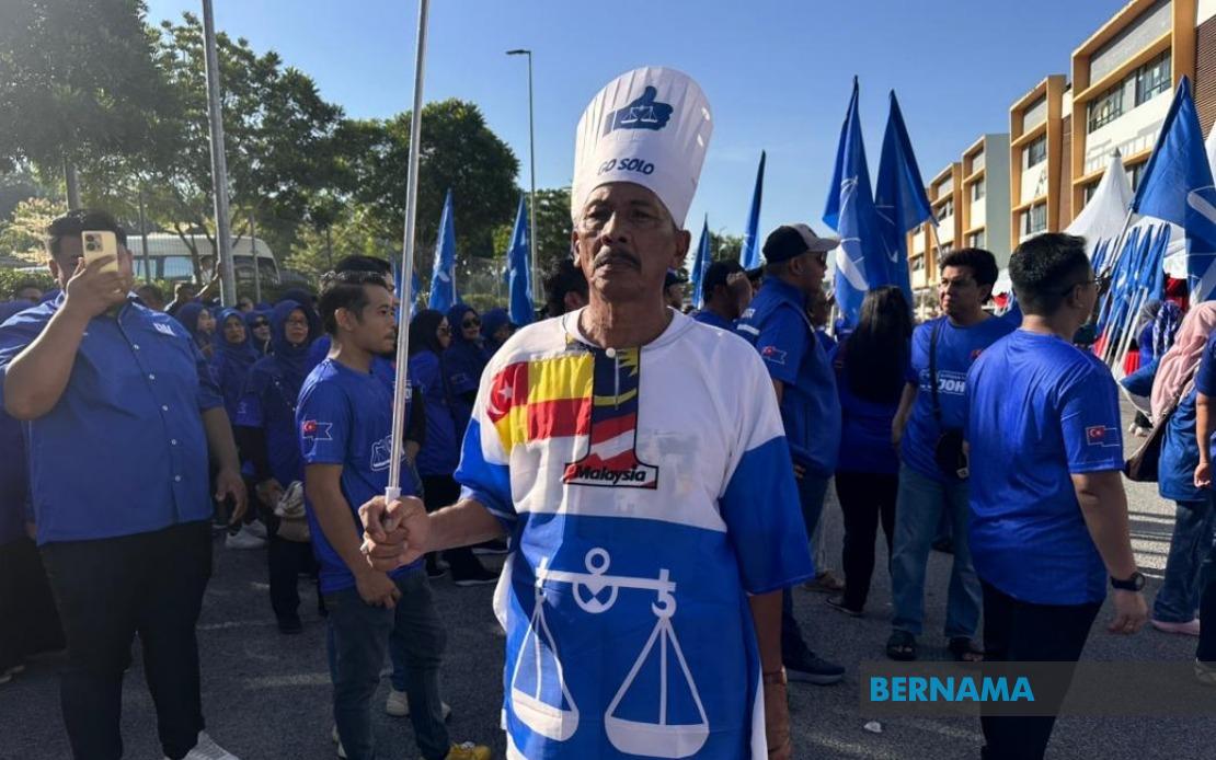 Selangor Retiree Spends Own Savings to Support Onn Hafiz at Johor Nomination Day