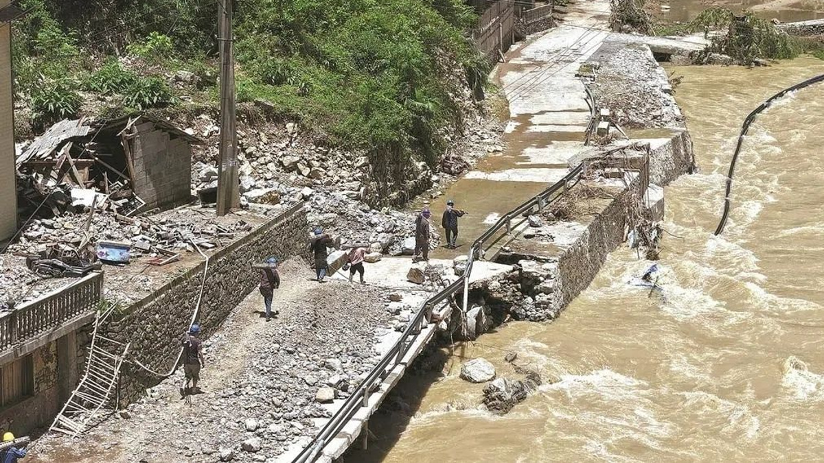 Southern China intensifies disaster response as deadly floods persist