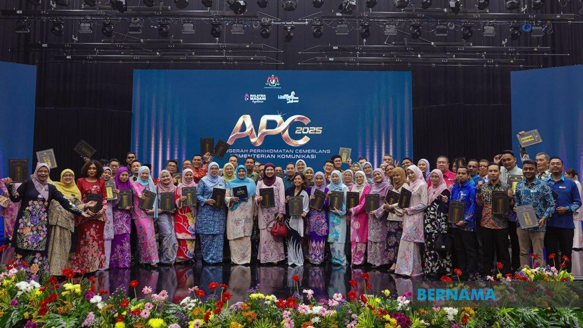 63 Bernama Staff Honoured with 2025 Excellent Service Award