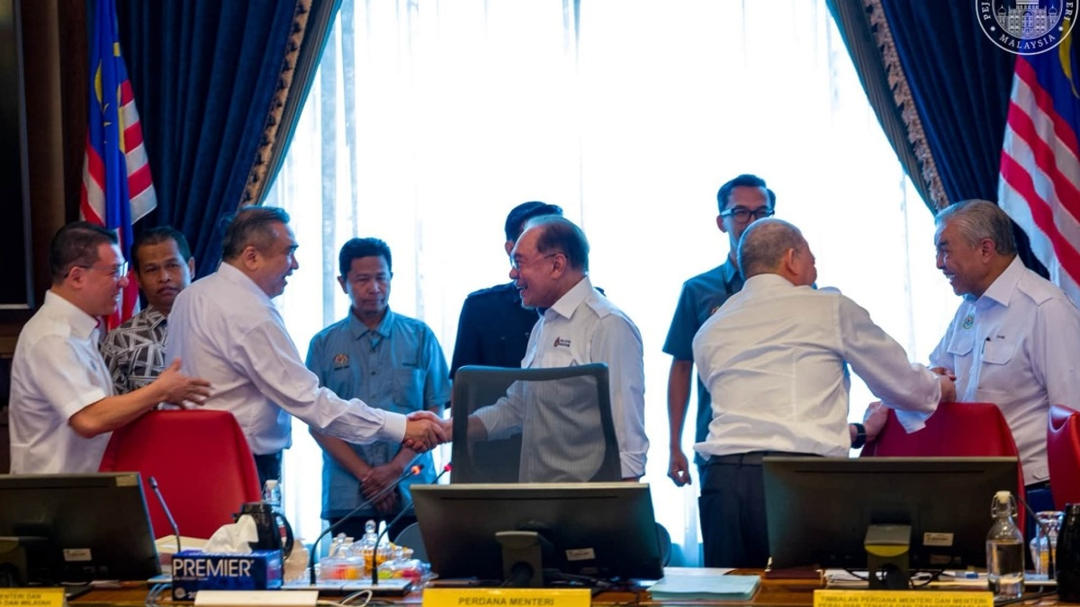 Anwar's Unity Message Resonates as PH and BN Compete in Negeri Sembilan