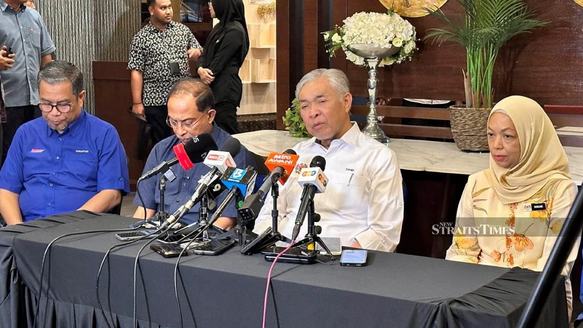 Zahid Urges Coalition Partners to Abandon Najib-Rosmah References in Johor Campaign