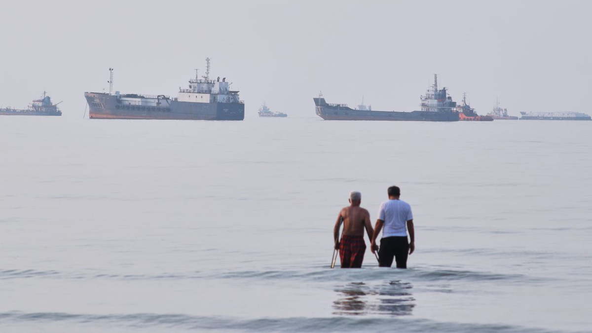 Iran Spurns Trump's Peace Overture as Tensions Escalate Over Hormuz Shipping and Oil Sales