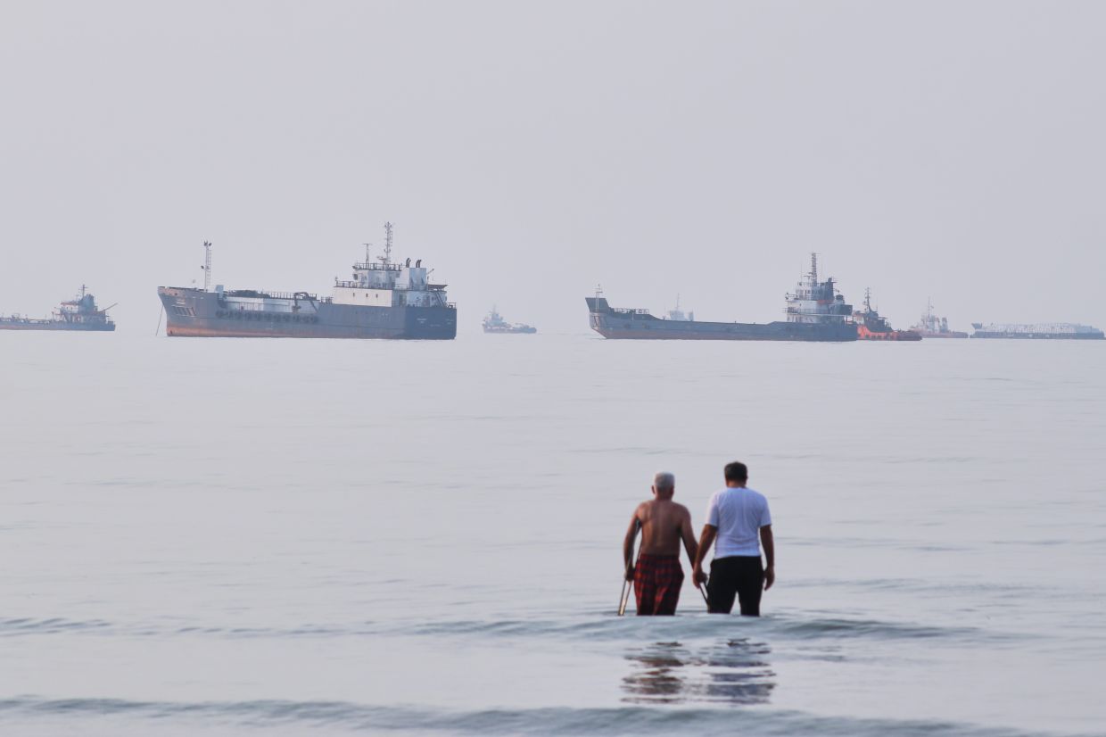 Iran Spurns Trump's Peace Overture as Tensions Escalate Over Hormuz Shipping and Oil Sales