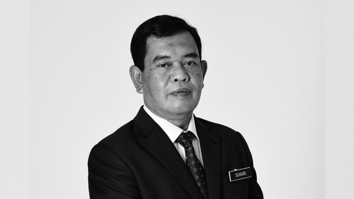 Communications Minister Fahmi Pays Tribute to Former Information Department Head Mohd Sukari