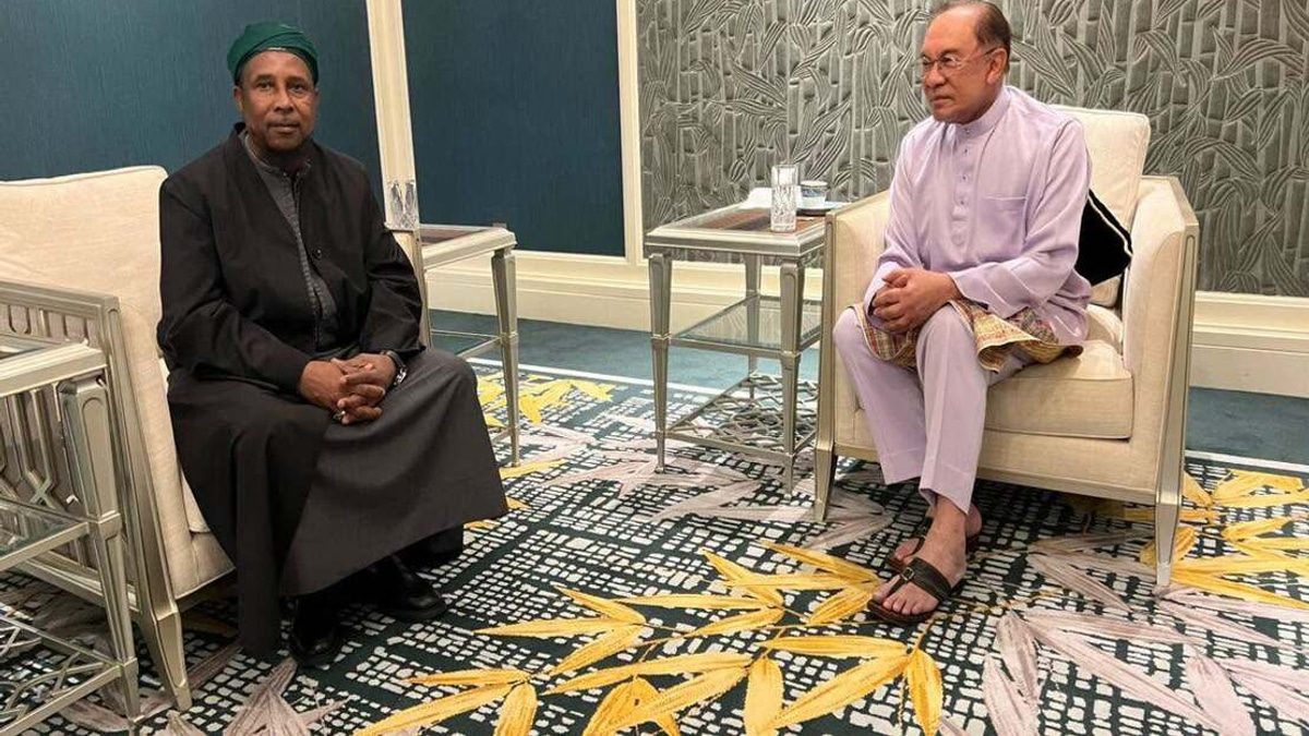 PM Anwar Meets Gambian Islamic Scholar at Close of Month-Long Malaysian Dakwah Tour