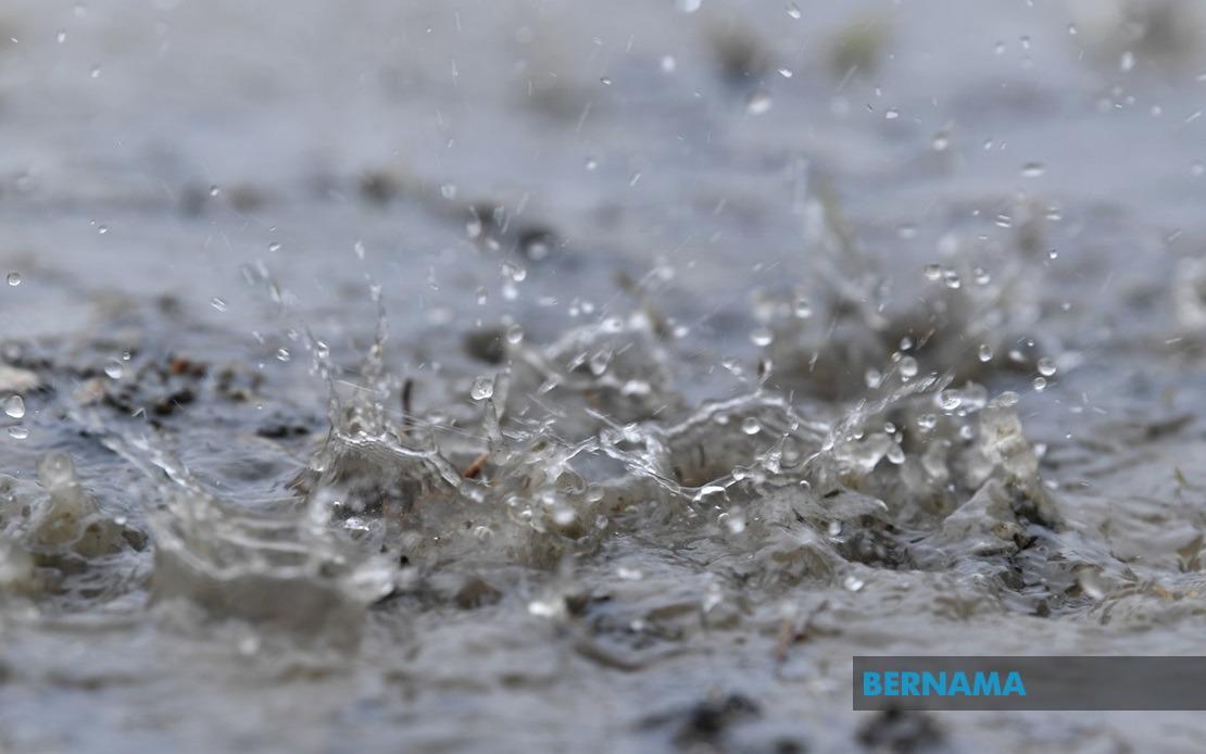 Catastrophic Downpour Paralyses Seoul Region; Hundreds Report Losses as National Parks Shut