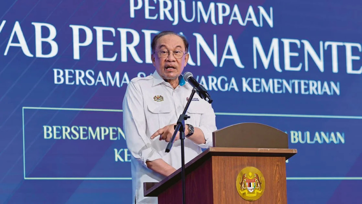 PM orders immediate crackdown on illegal businesses run by foreigners