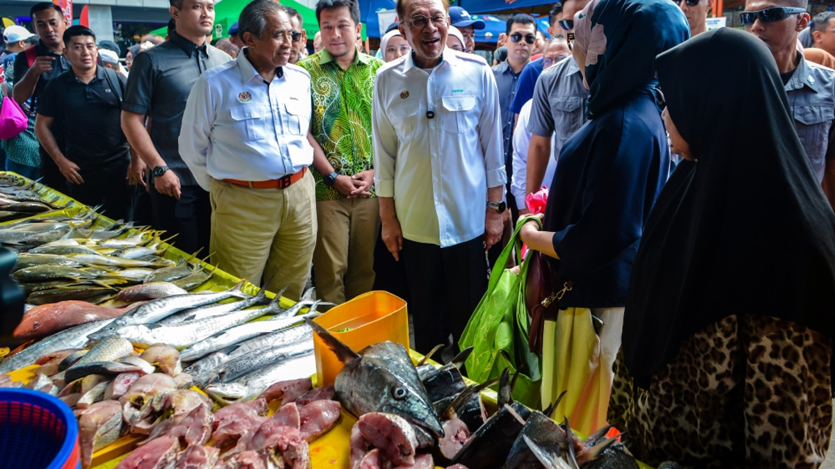 PM Anwar pushes agencies to boost awareness of government loan schemes among hawkers and small businesses