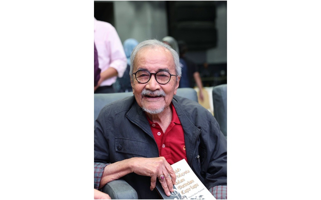PM Anwar Celebrates Veteran Filmmaker Rahim Razali's 87th Birthday
