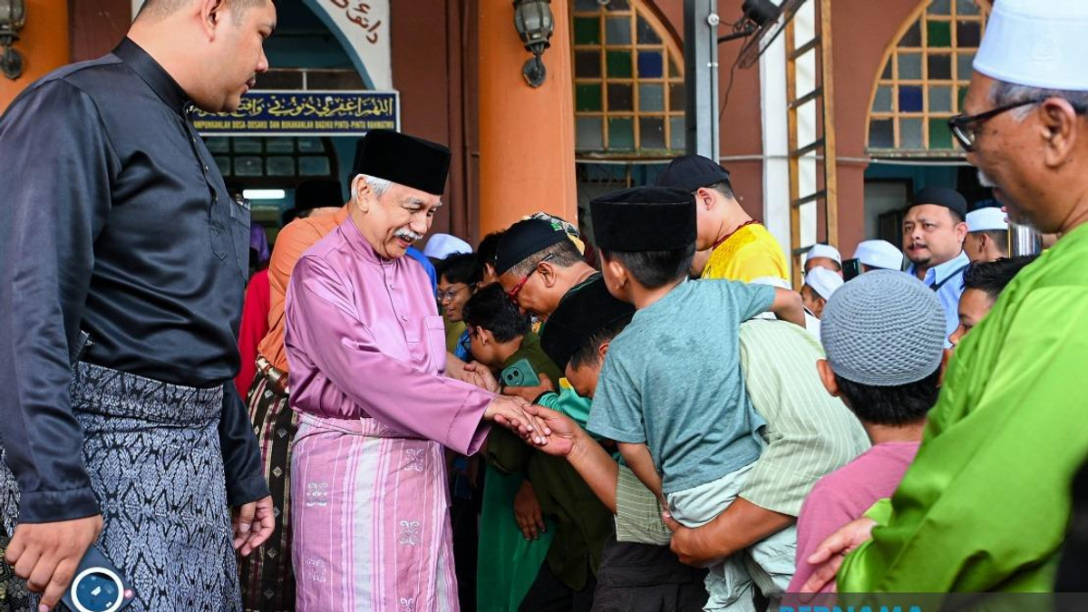 Tuanku Muhriz Leads Friday Prayers at Seremban Mosque with Over 500 Congregants