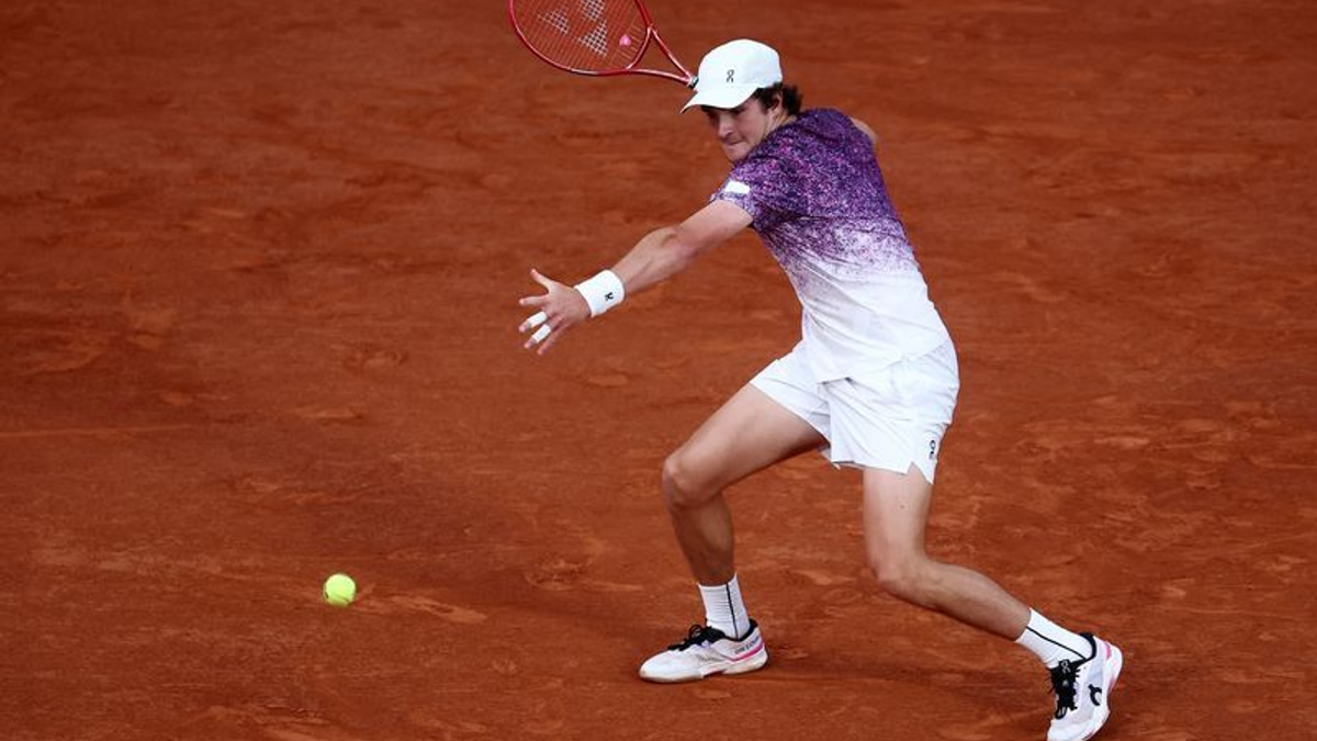 Rising Star Fonseca Stuns Ruud to Reach French Open Quarter-Finals