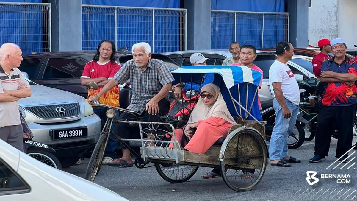 Anwar Deeply Moved by Elderly Couple's Trishaw Journey in Johor
