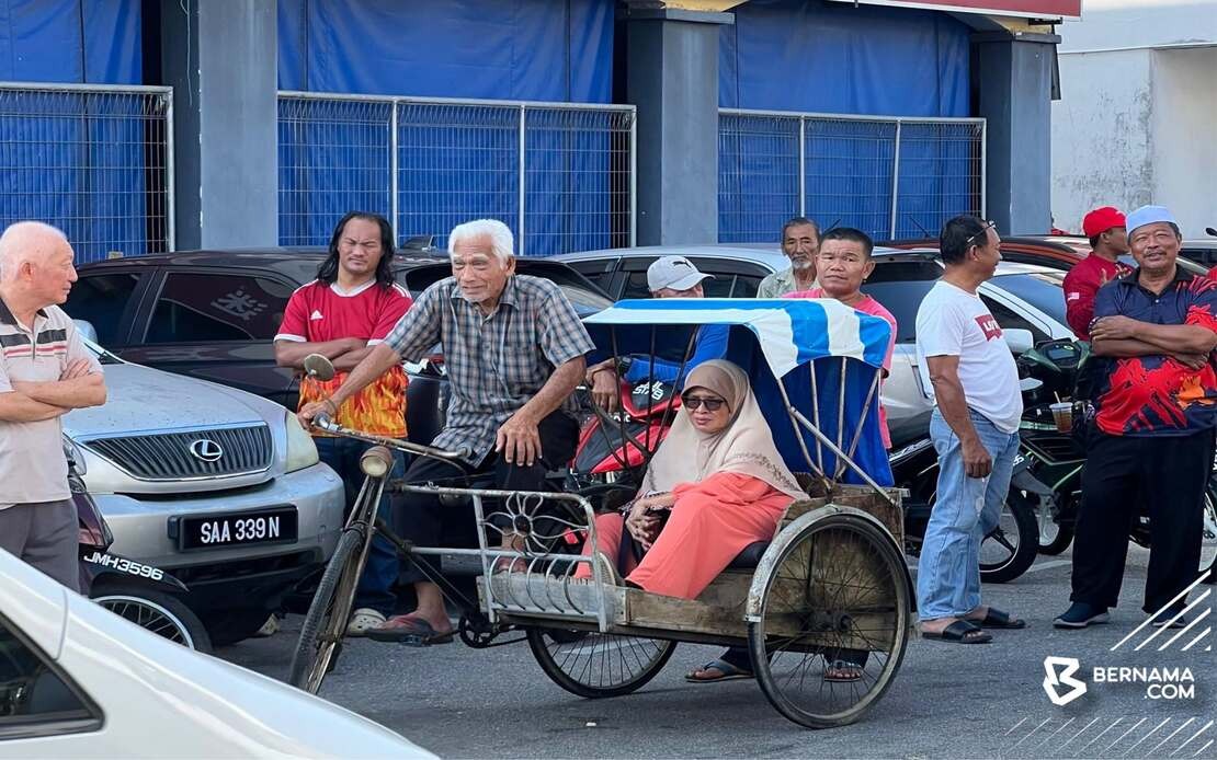 Anwar Deeply Moved by Elderly Couple's Trishaw Journey in Johor