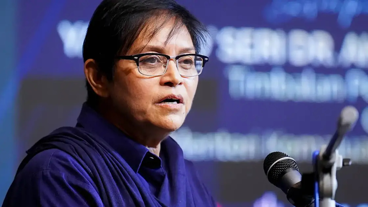 Malaysia Must Be Viewed as Permanent Home, Not Transit Point, Azalina Tells PN