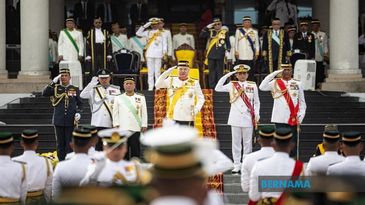 Sultan Nazrin Presides Over Perak Warriors' Day and Opens New Military Mosque