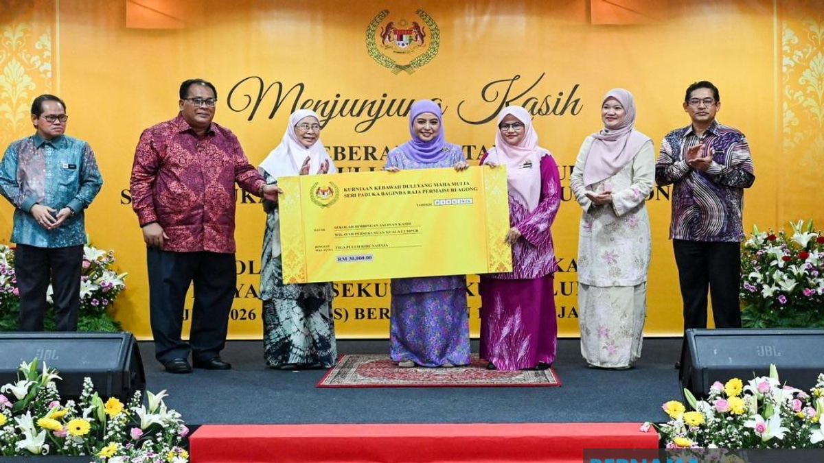 Queen Presents RM30,000 Contribution To Sekolah Bimbingan Jalinan Kasih