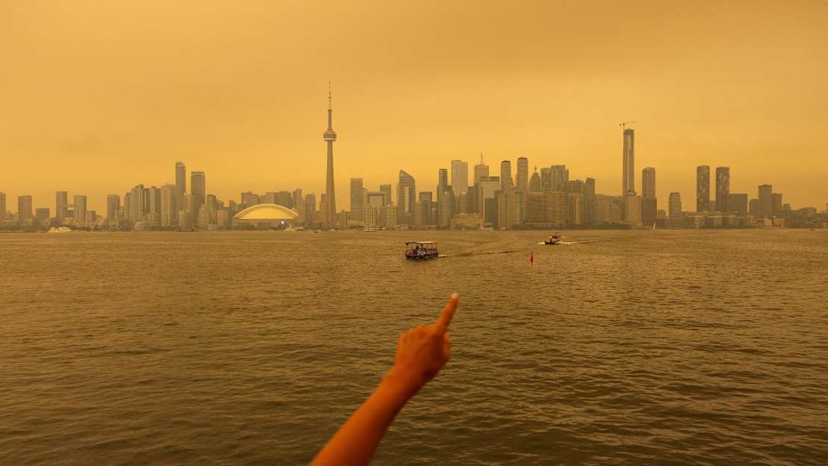 Ontario Wildfires Blanket Canadian Cities in Hazardous Smog, Disrupt Rail Operations