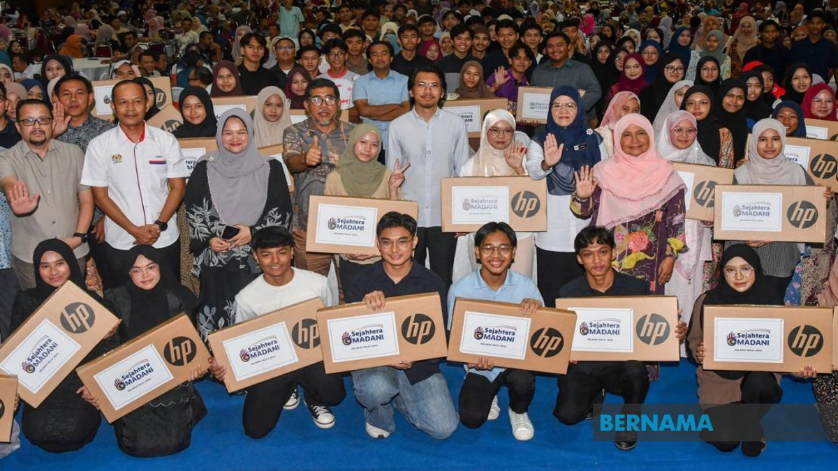 761 Kelantan SPM Top Performers Receive Laptops and RM1,000 Higher Education Support