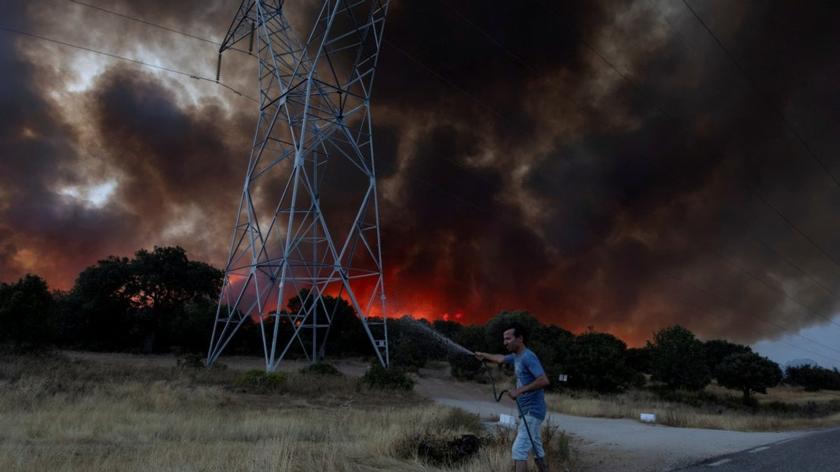 Spain Battles Multiple Wildfires as 950 People Evacuated Near Portuguese Border