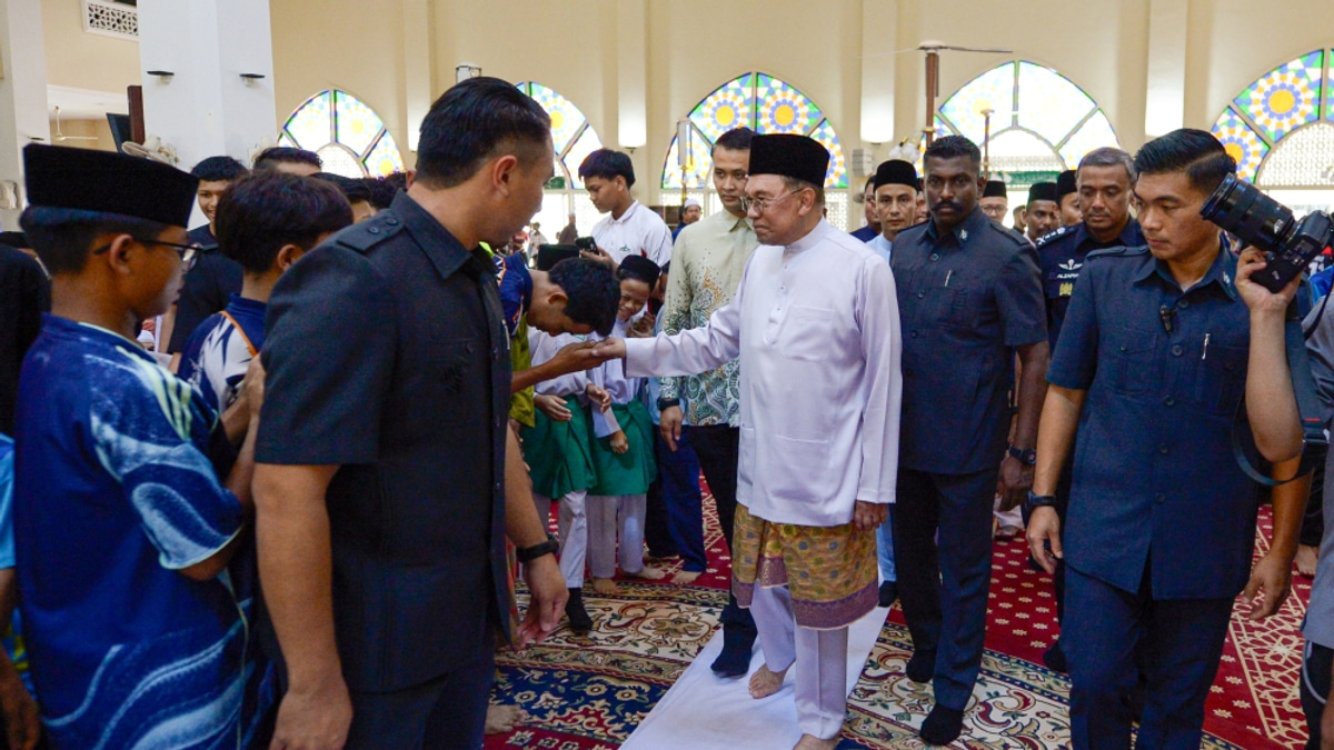 Malaysia's economy accelerates to 5.8% growth in second quarter as PM credits divine blessing