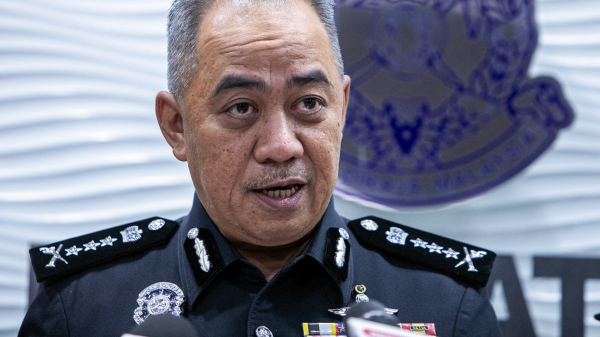 Three arrested in Ipoh after posing as police to extort student of RM29,000