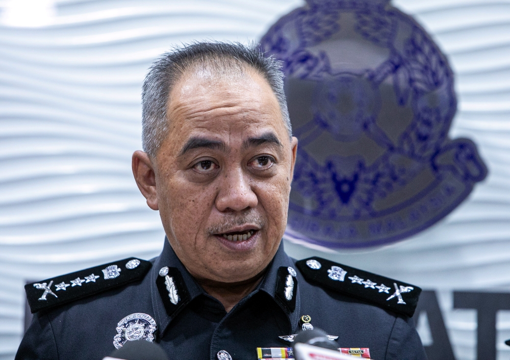 Three arrested in Ipoh after posing as police to extort student of RM29,000