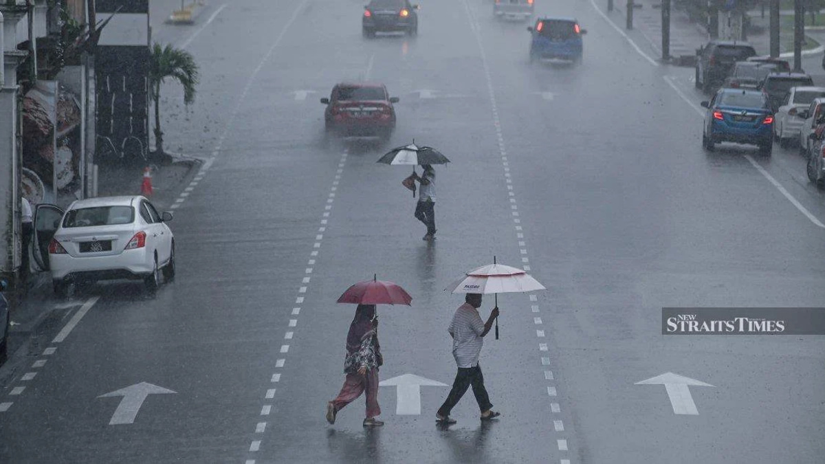 Thunderstorm Alert for KL, Labuan and 10 States Until 6pm