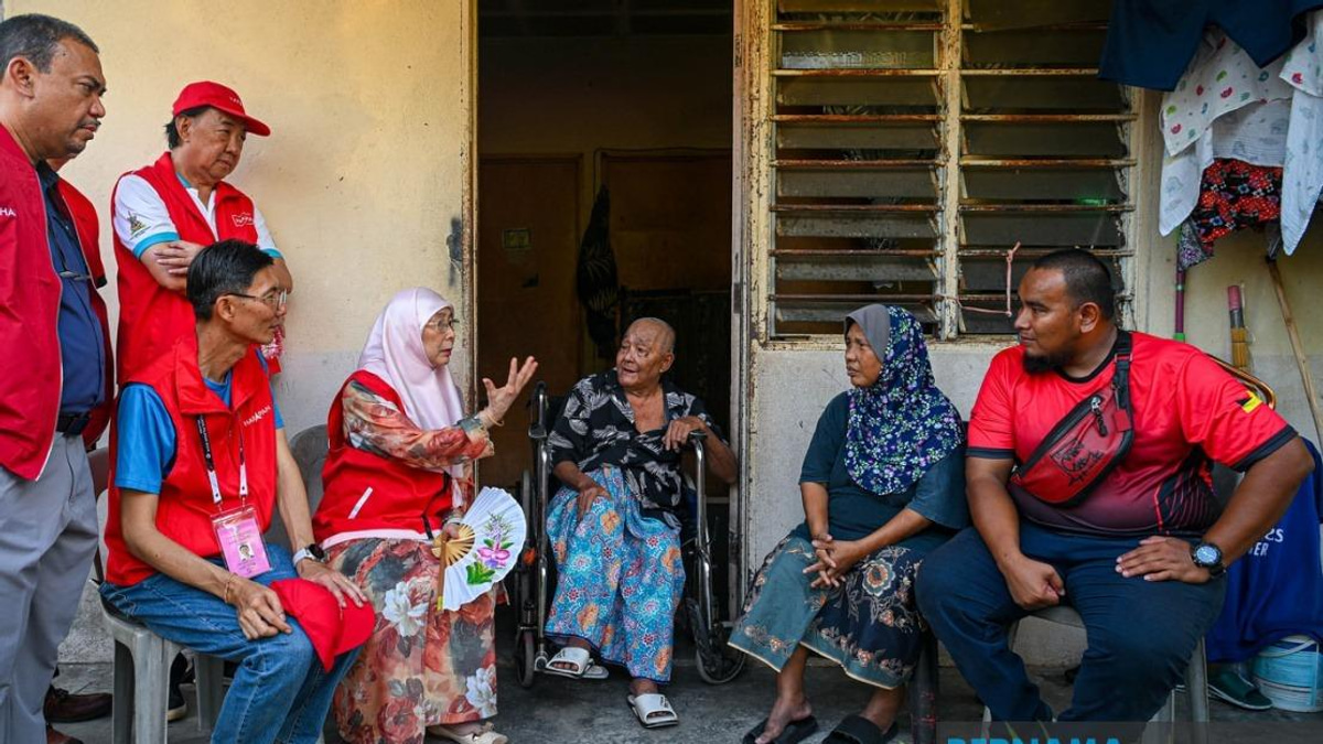Wan Azizah Visits Elderly Couple Struggling with Health and Finance in Chuah