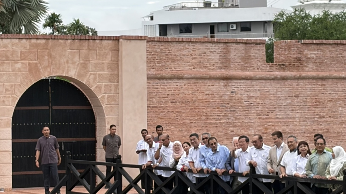 Malaysia Must Rewrite Its Historical Narrative, Anwar Says