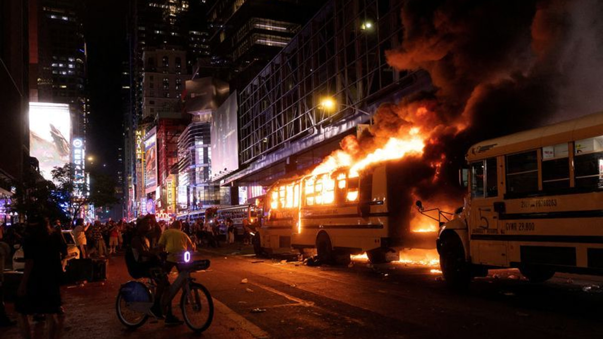 Knicks championship celebration turns chaotic in Manhattan as bus catches fire