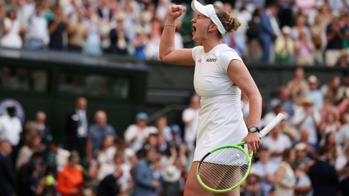 Krejcikova Edges Past Rising Star Andreeva to Advance at Wimbledon