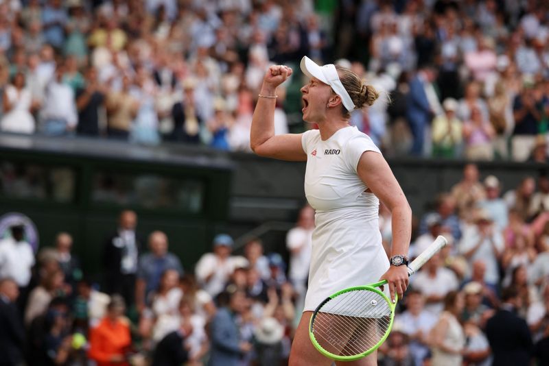 Krejcikova Edges Past Rising Star Andreeva to Advance at Wimbledon