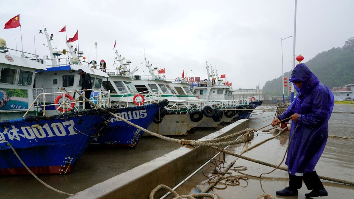 Zhejiang Escalates Typhoon Alert as Dolphin Storms Toward China's East Coast