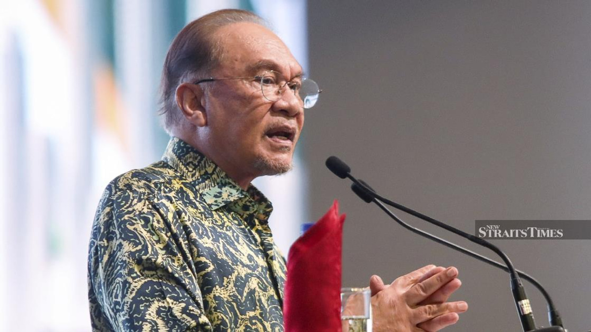 Anwar calls on young Malaysians to shun divisive ideologies and work with government